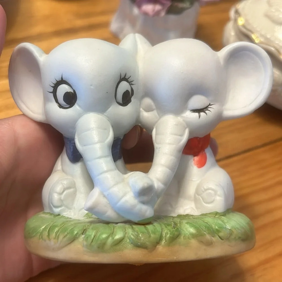 VTG Artmark Snuggling/Trunk Holding Elephants - 4in. Ceramic Figurine - Picture 2 of 6